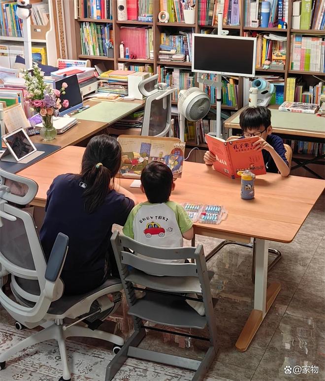 彩神vll首页浙江二娃家庭的客堂装修火了：沙发靠边放3张书桌学玩两不误(图1)
