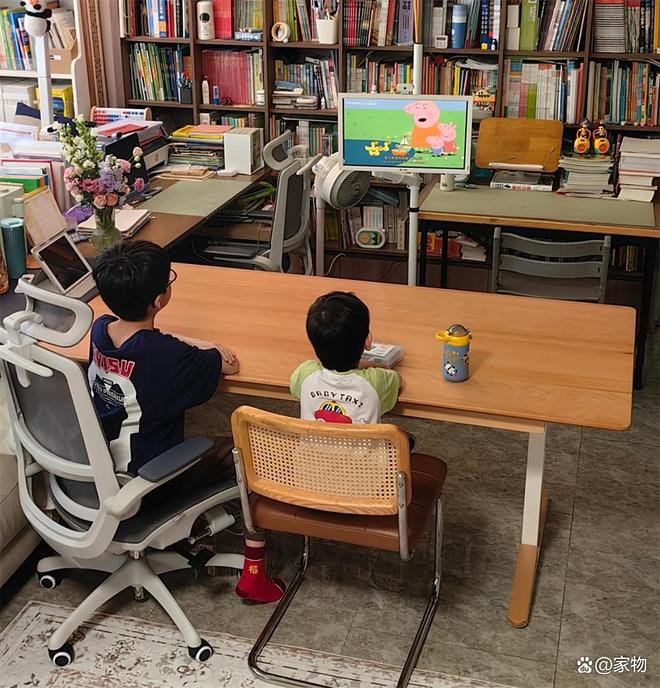 彩神vll首页浙江二娃家庭的客堂装修火了：沙发靠边放3张书桌学玩两不误(图4)