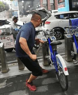 彩神vll首页三亚女旅客被蛇咬身亡变乱带火蛇类博主两天涨粉200万德律风被打爆交(图4)